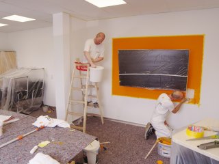 Painting work in the Lippstadt office by two employees of avitea Industrieservice