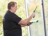 Fensterreinigung von avitea Industrieservice Mitarbeiter