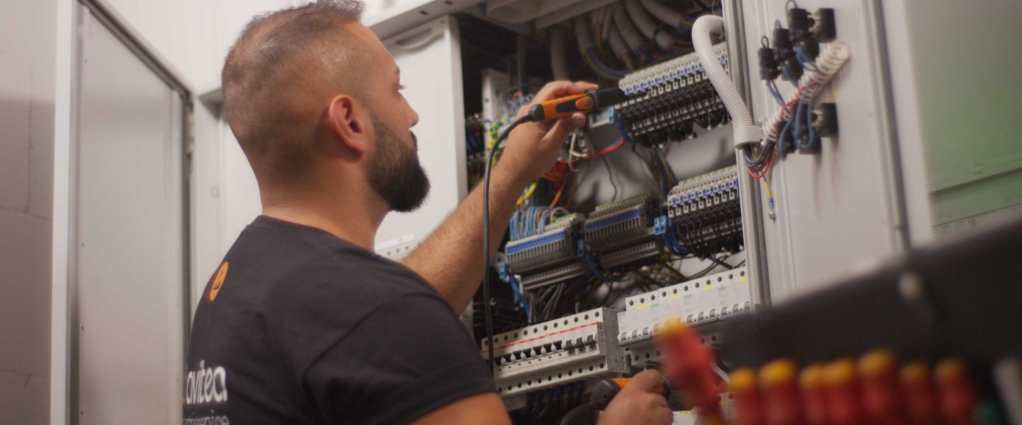 Electrical services at the fuse box by avitea Industrieservice