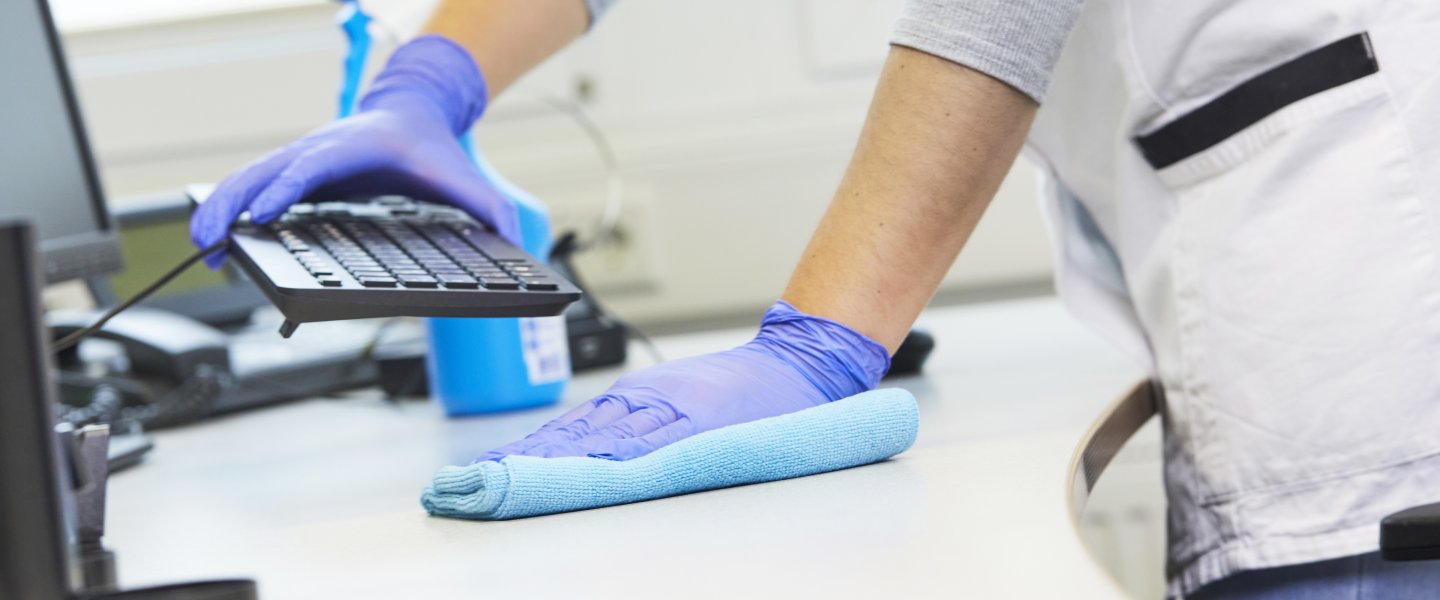 Cleaning workplaces offered by avitea Industrieservice