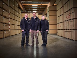 avitea-Mitarbeiter in Produktionshalle