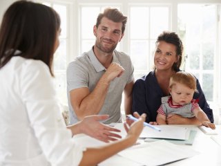 Familienservice Beratung mit Mutter, Vater und Kind