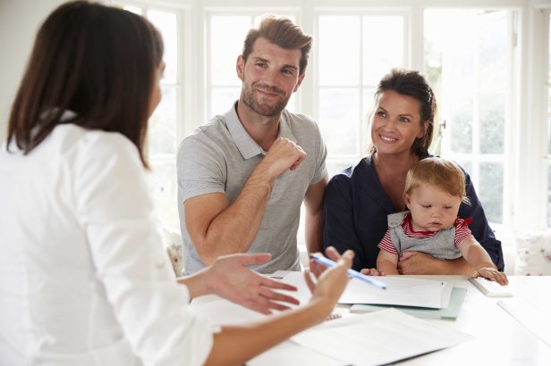 Familienservice Family service advice with mother, father and child