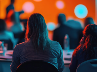 Person hört Vortrag zu