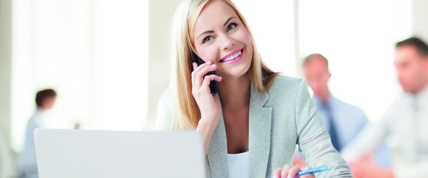 Online Anzeige Blonde woman in office on the phone