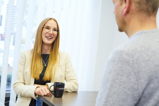 Gespräch unter zwei Mitarbeitern bei avitea