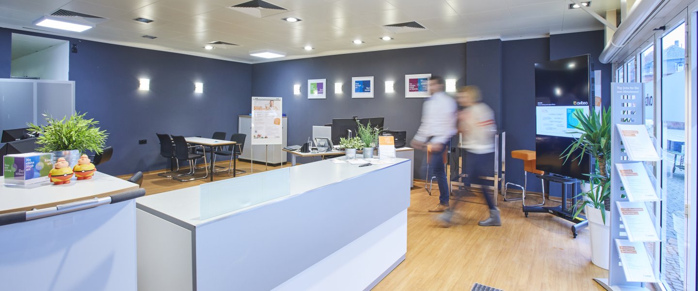 avitea Eingangsbereich in Ahlen mit Angestellten in Bewegung