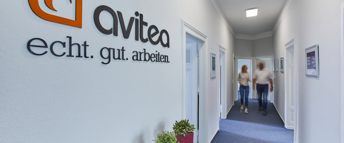 avitea hallway in Soest with employees on the move