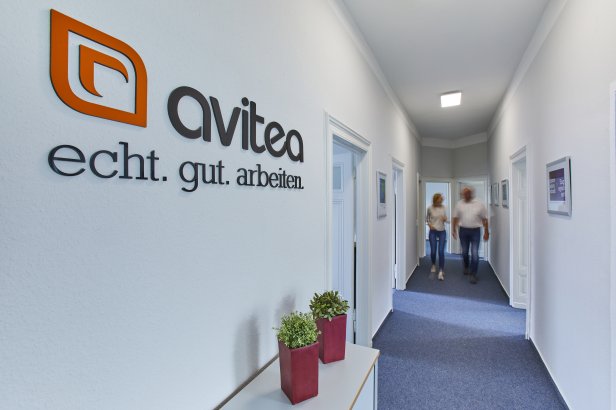 avitea hallway in Soest with employees on the move
