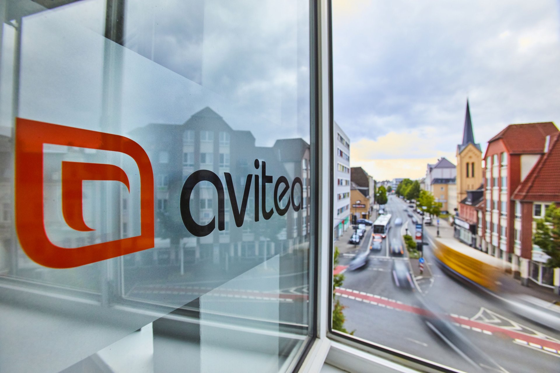 avitea Logo im Fester an Recklinghausen Standort mit Blick auf Straße