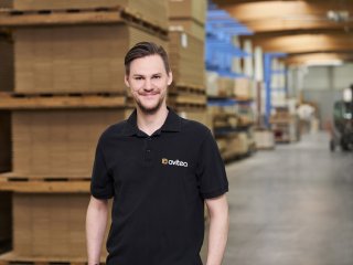 Gewerblicher avitea-Mitarbeiter in Produktionshalle