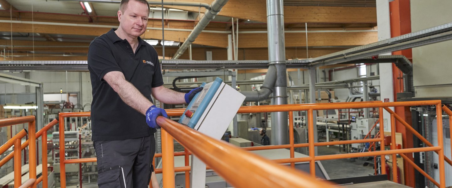 Gewerblicher Mitarbeiter von avitea Industrial employee of avitea at the control panel