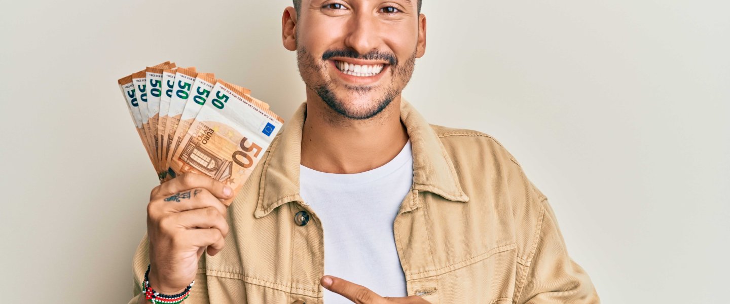 Mann mit Geld in der Hand