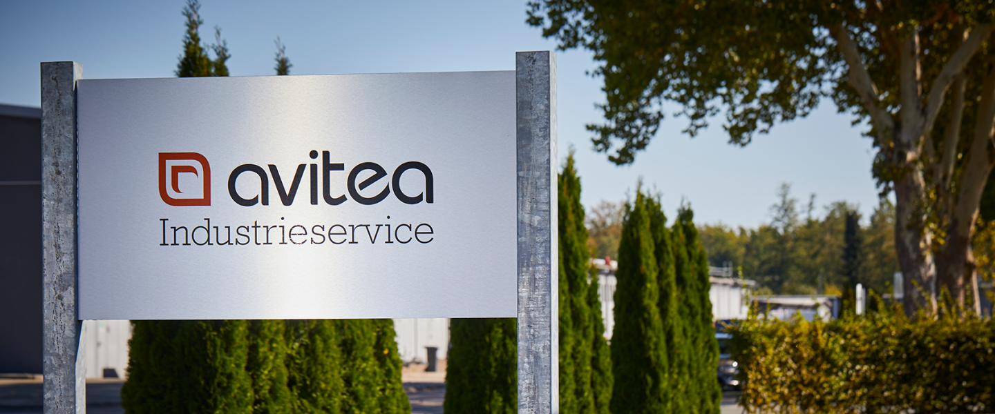 Schild mit avitea Industrieservice Logo Sign with avitea Industrieservice logo