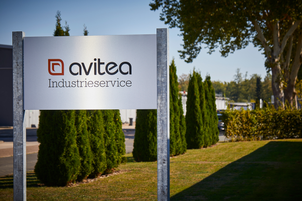 Schild mit avitea Industrieservice Logo Sign with avitea Industrieservice logo